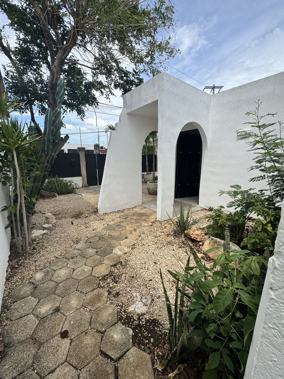 9 of 23: Jardin frontal