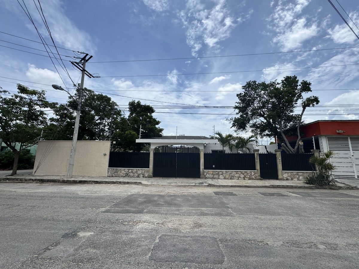 11 of 23: Fachada frontal