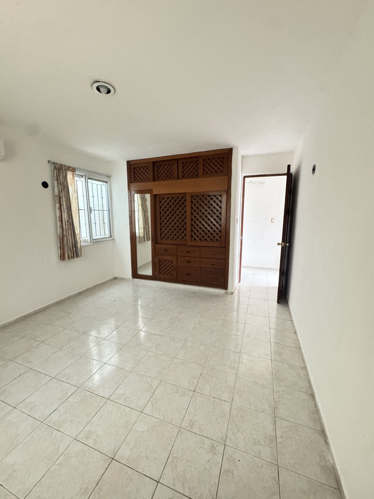 12 of 23: Habitacion 1