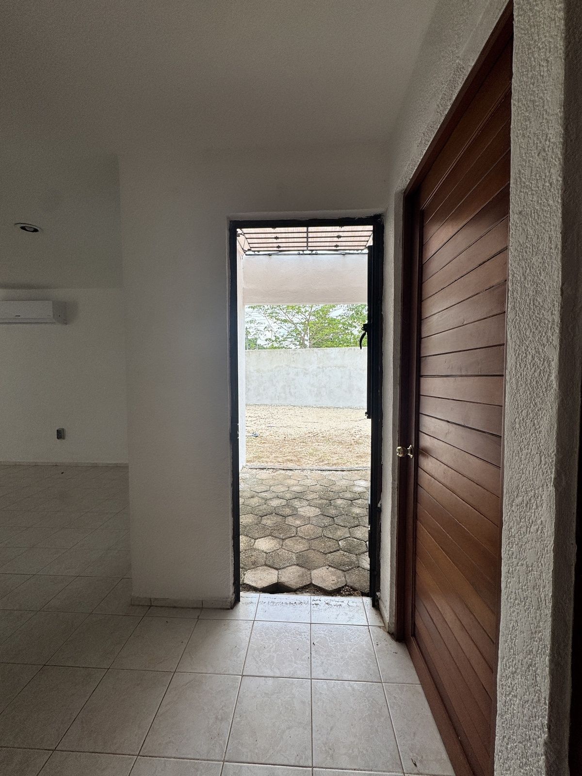 18 of 23: Puerta hacia patio