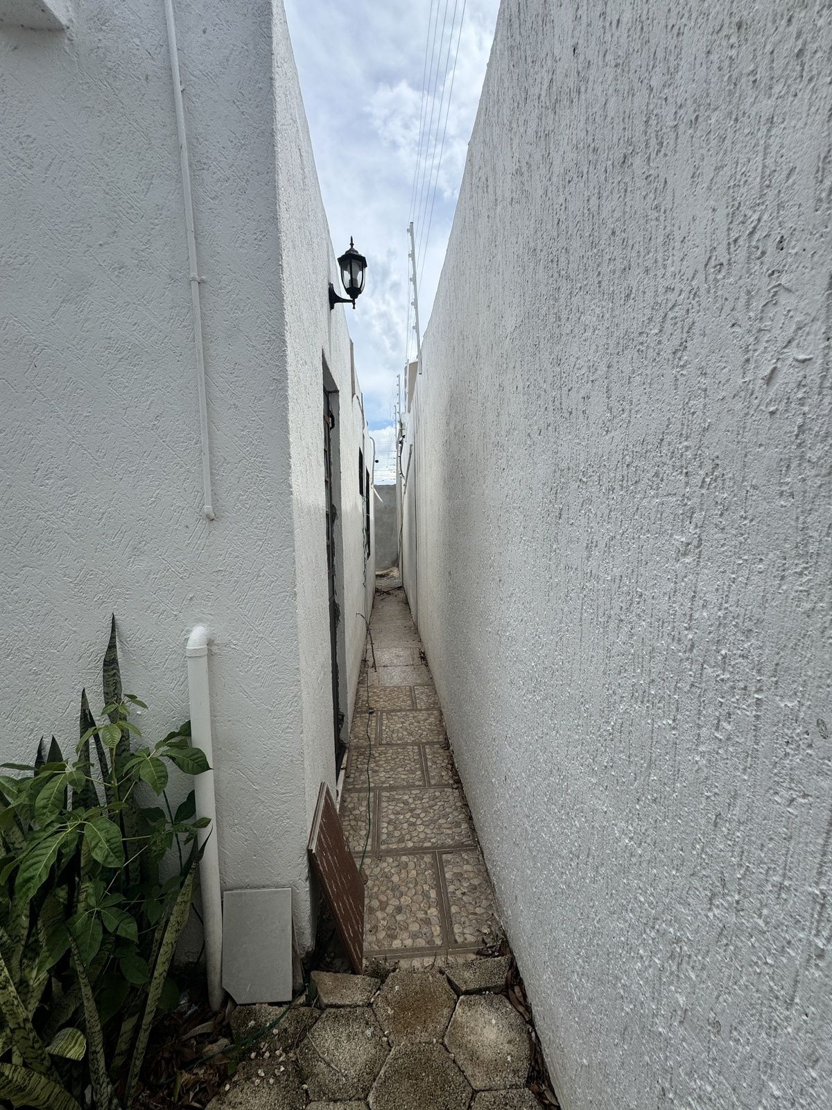 23 of 23: Pasillo de servicio