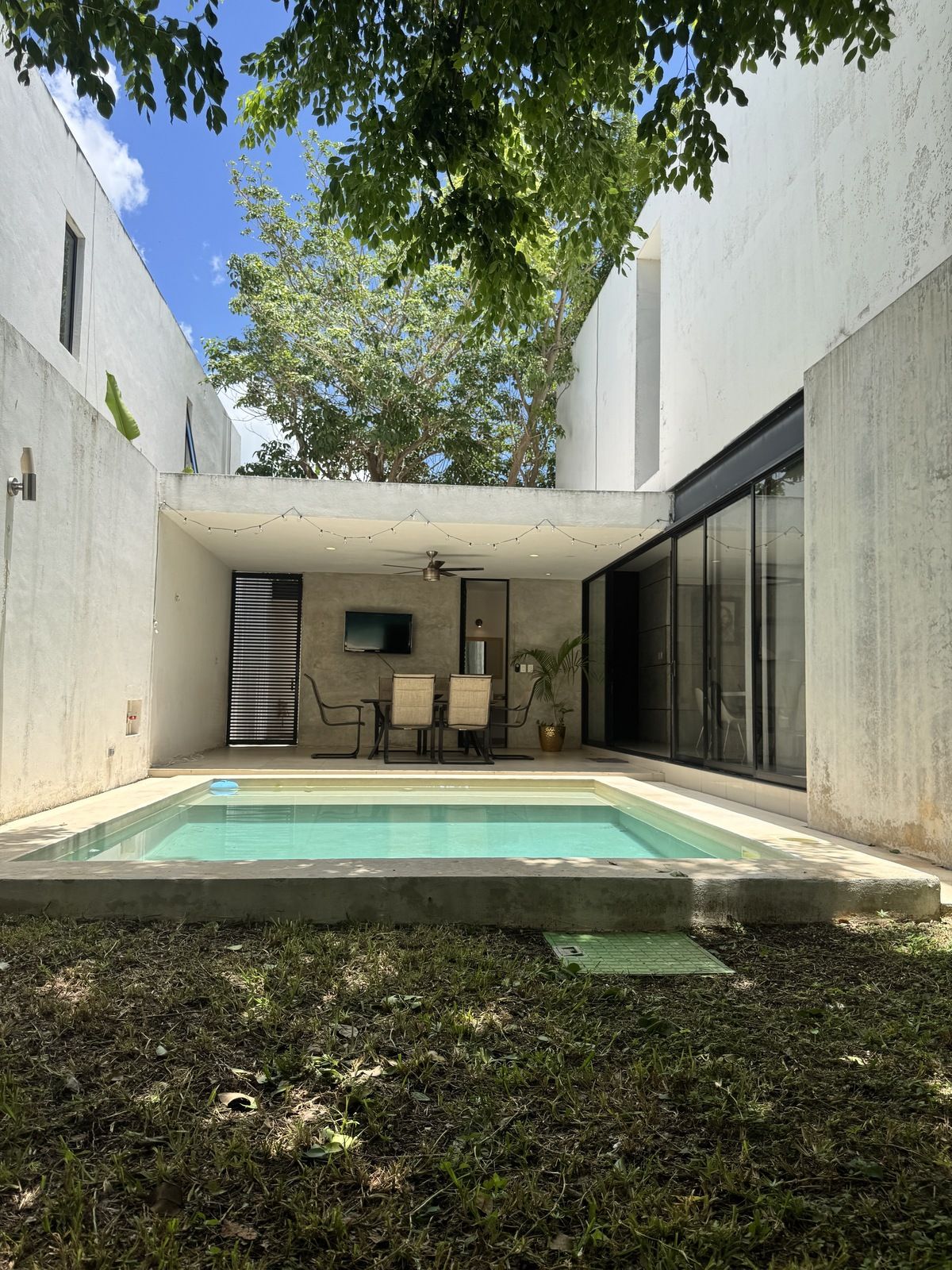 4 of 39: alberca con terraza techa