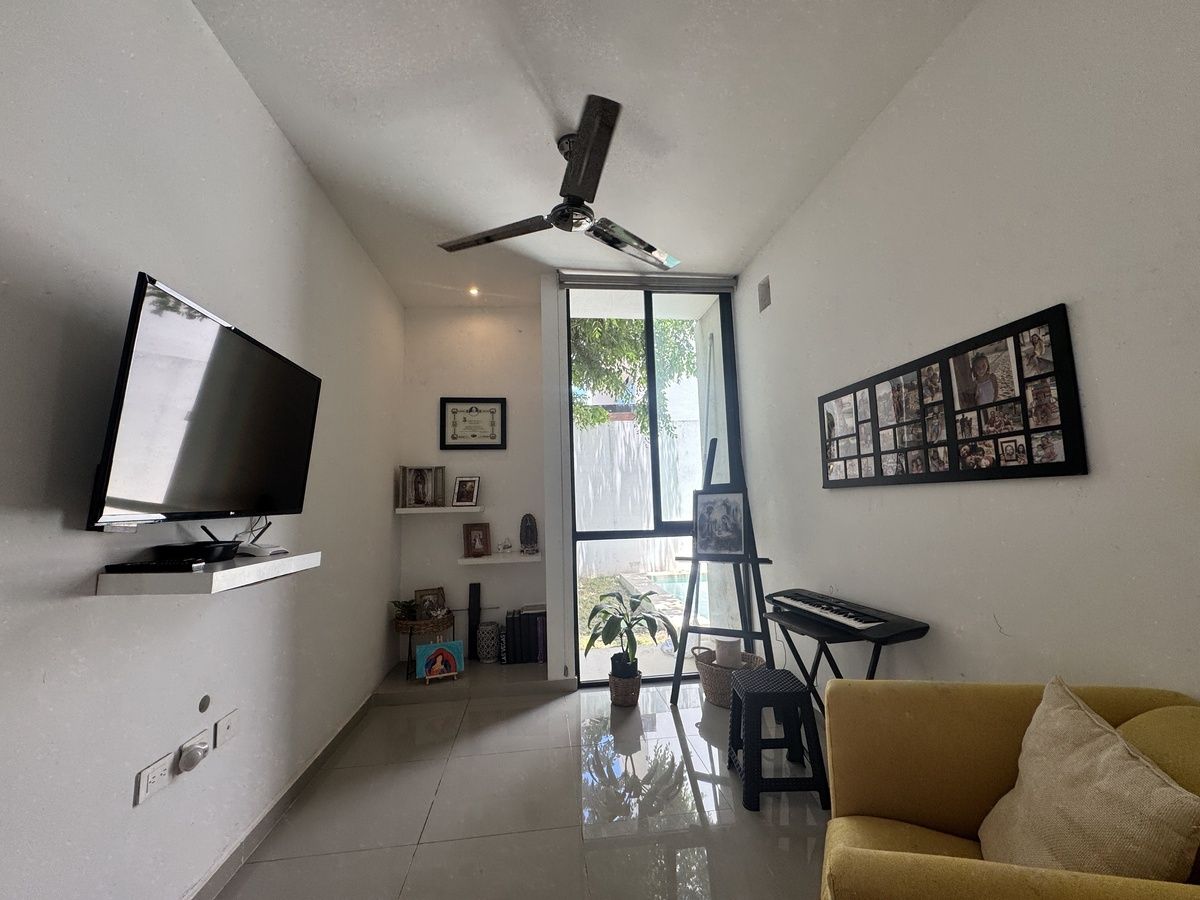 8 of 39: sala de tv en planta baja