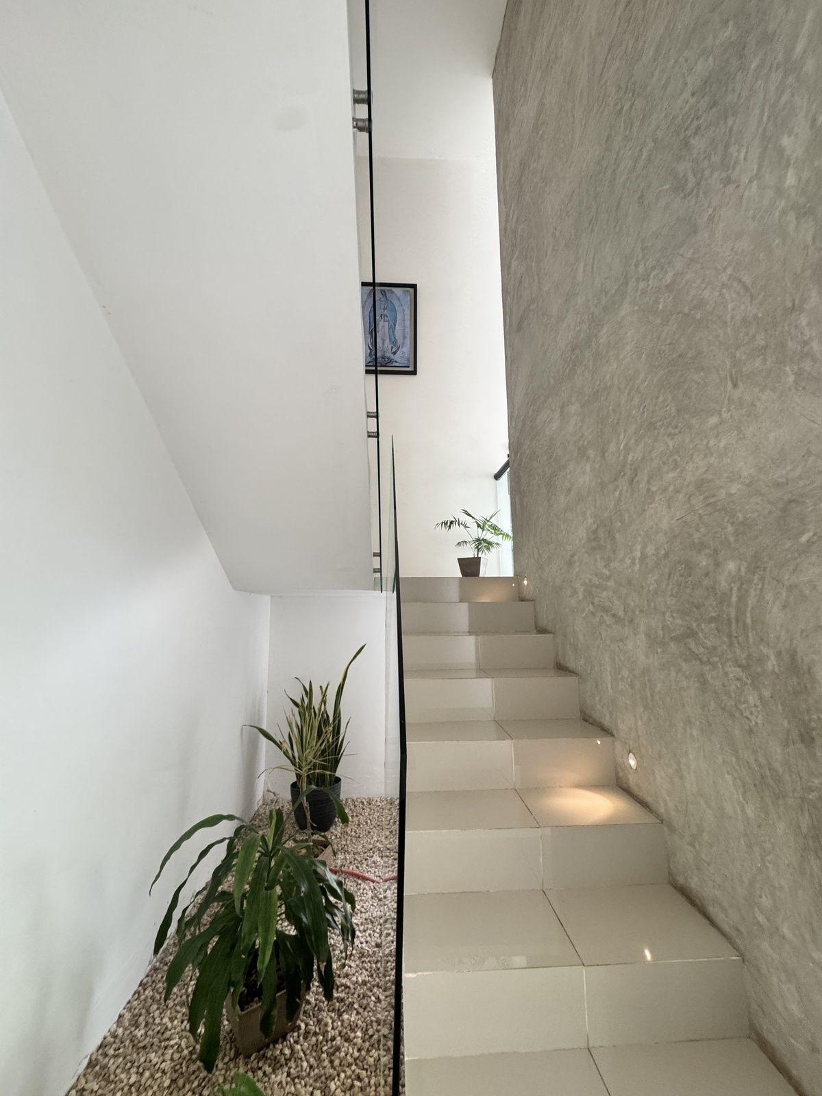 29 of 39: escalera con cristal templado