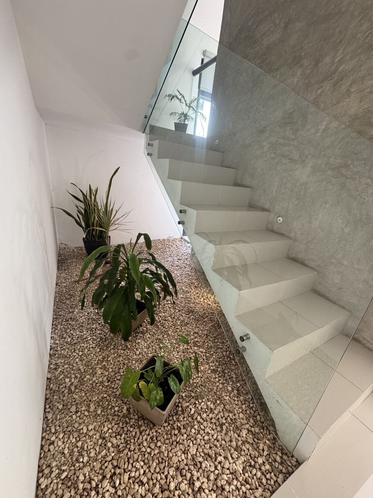 9 of 39: escalera con cristal templado