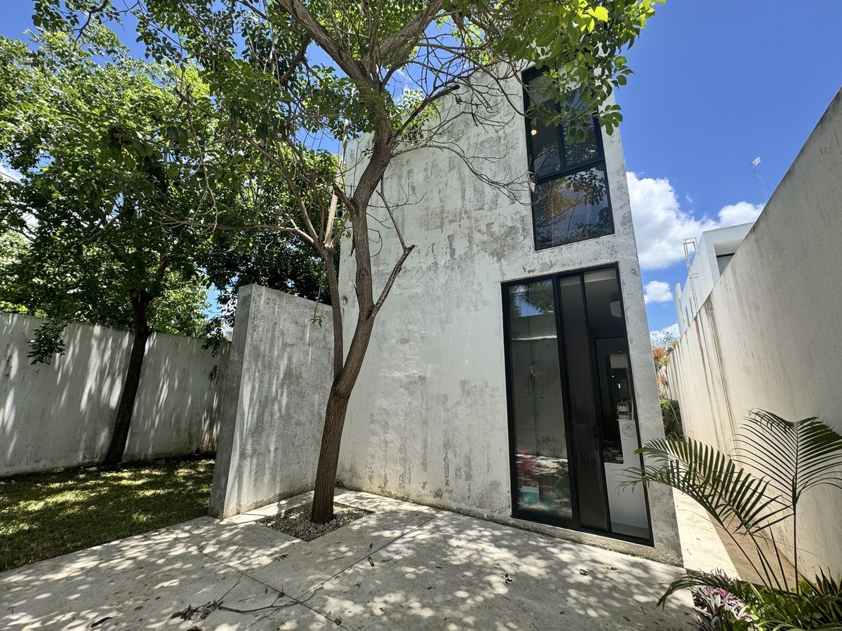 38 de 39: patio con acceso a la recámara en planta baja