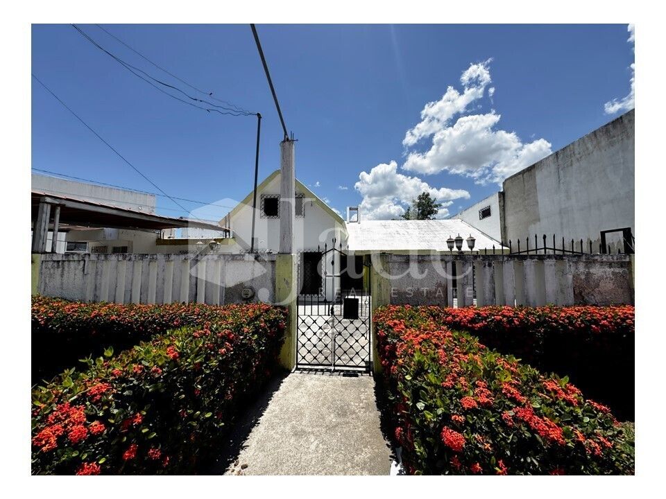 2 of 28: Jardín desde la Avenida