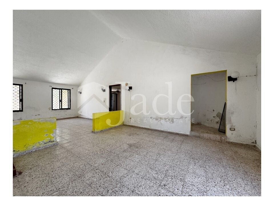 5 of 28: Sala