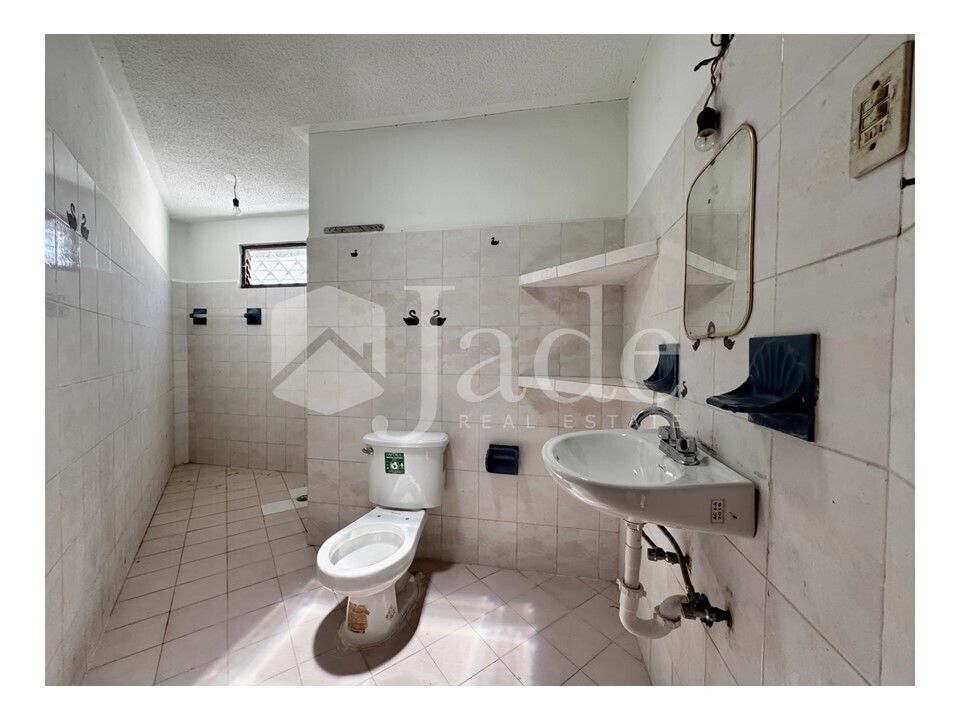 21 of 28: Baño