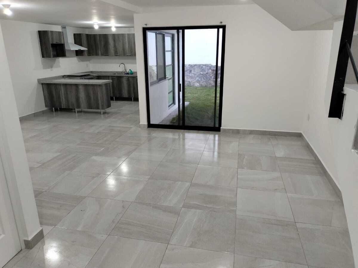 vista de acceso y jardín