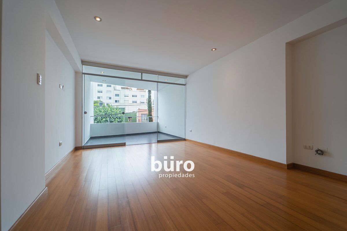 1 de 13: Linda sala y comedor con terraza balcón