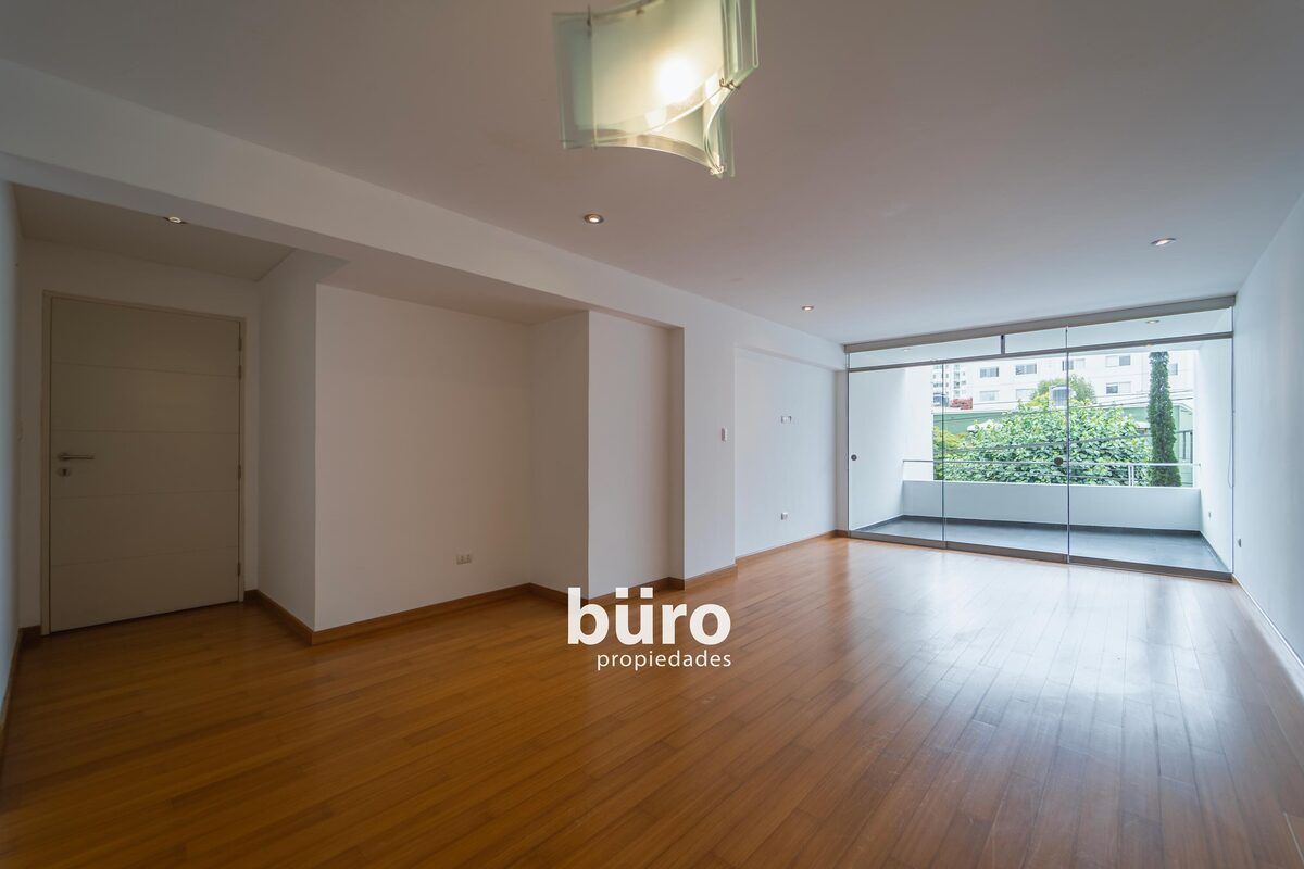 2 de 13: Iluminada sala y comedor con terraza de muy buen tamaño