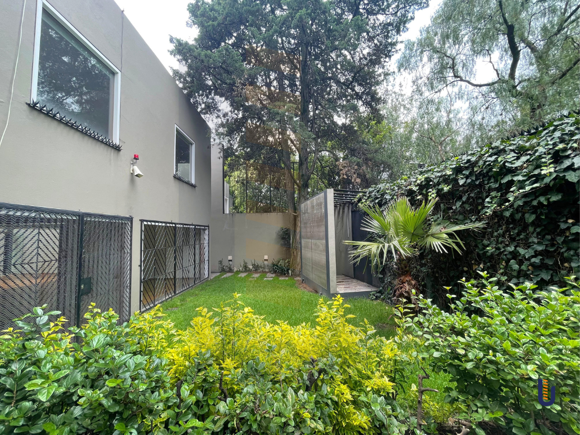 2 of 19: Jardín principal