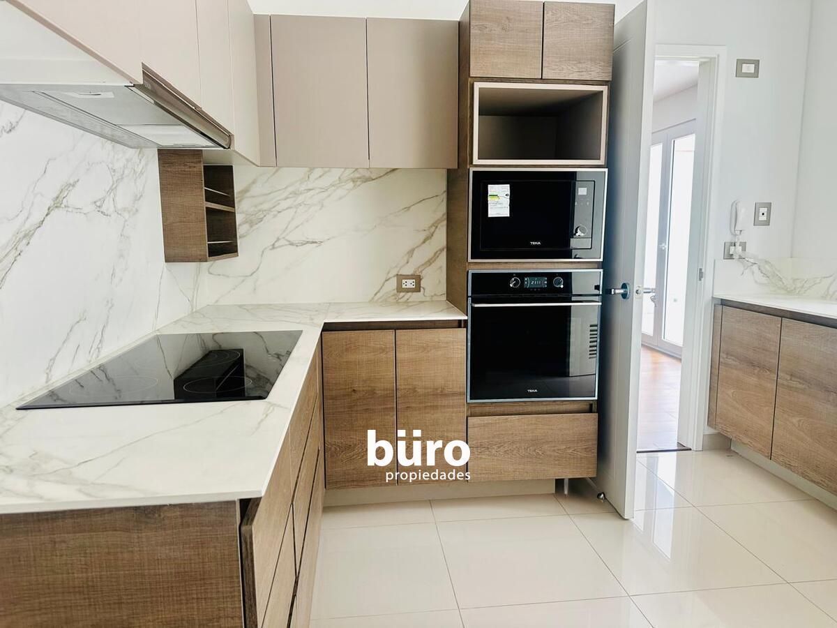 4 de 28: Cocina con muebles altos y bajos con muy buenos acabados