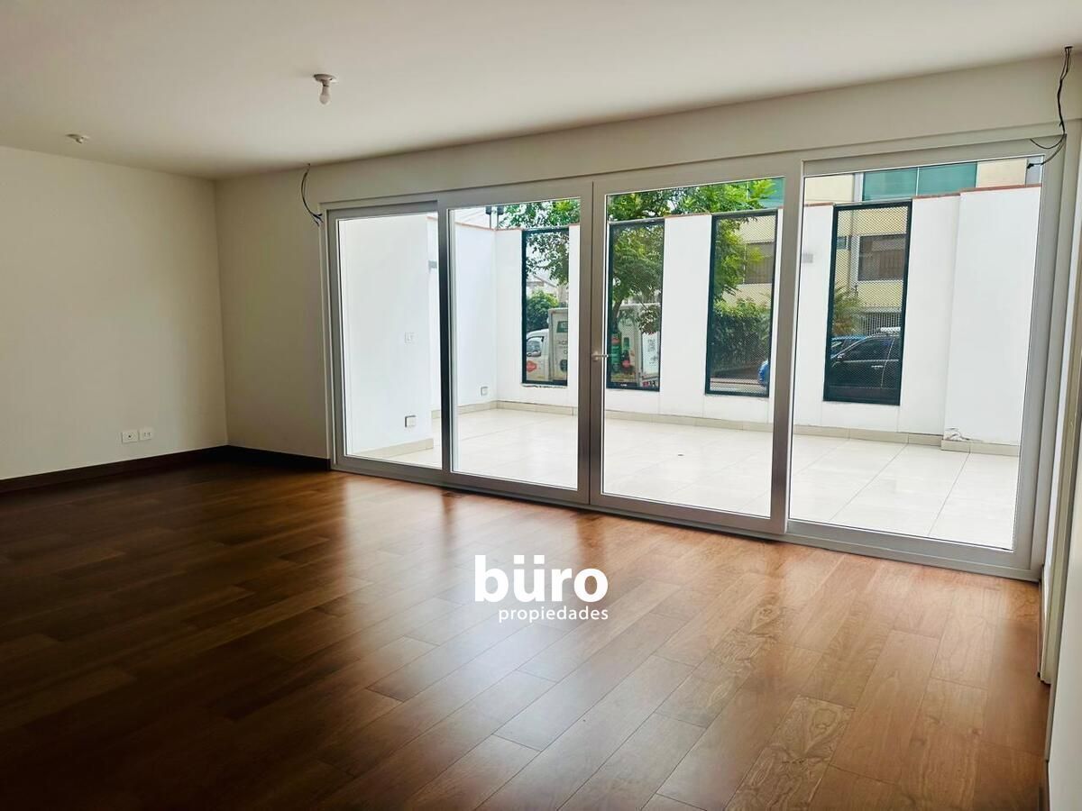 5 de 28: Sala con salida a la terraza