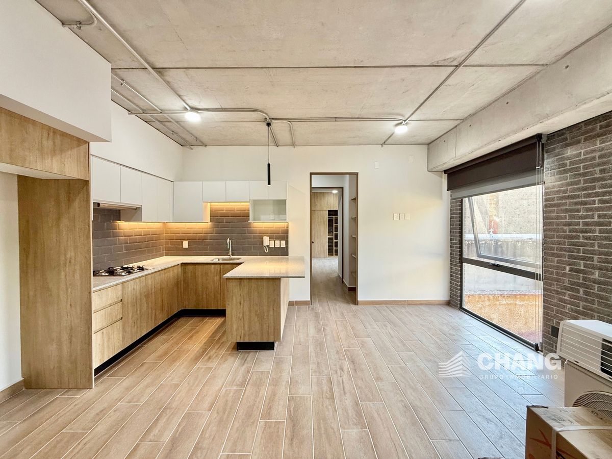 3 de 26: Sala, comedor y cocina con aire acondicionado