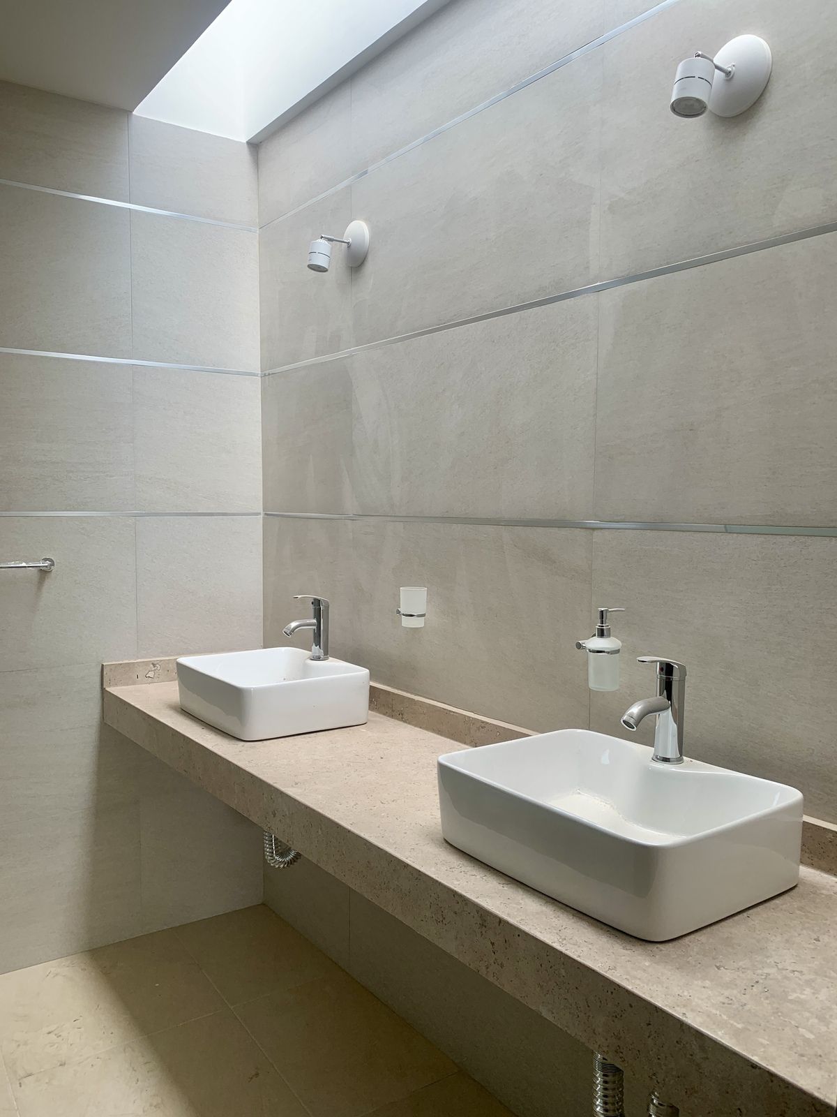 8 de 18: Baño recámara principal con doble lavabo