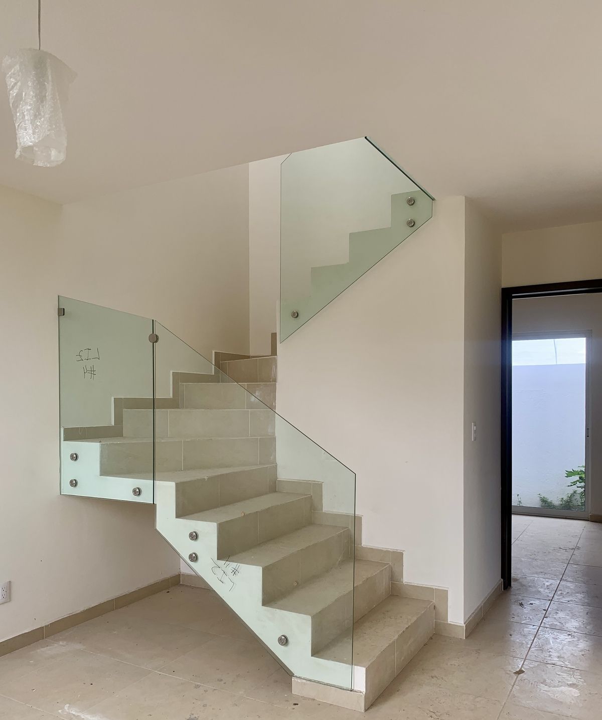 13 de 18: Escaleras con barandal de vidrio templado