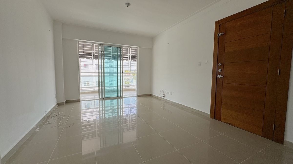 4 de 15: Sala y balcon al fondo