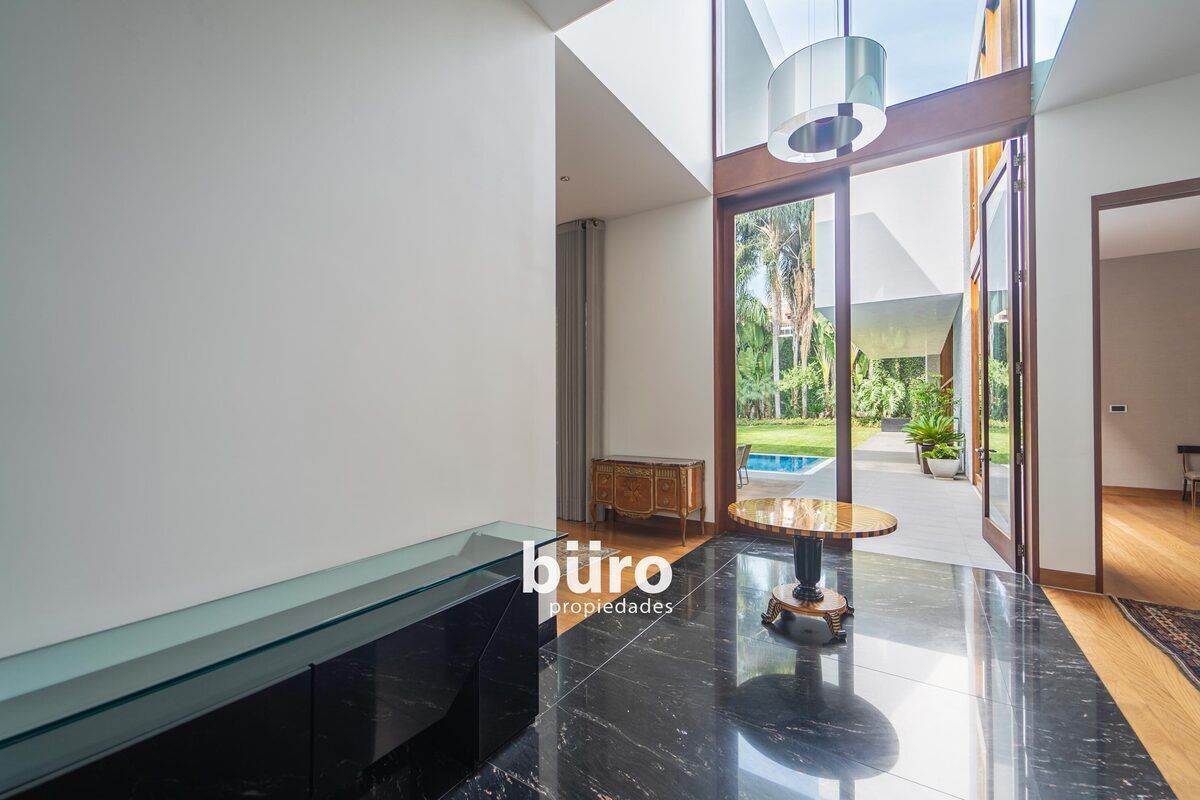 3 of 9: Elegante Hall de Ingreso