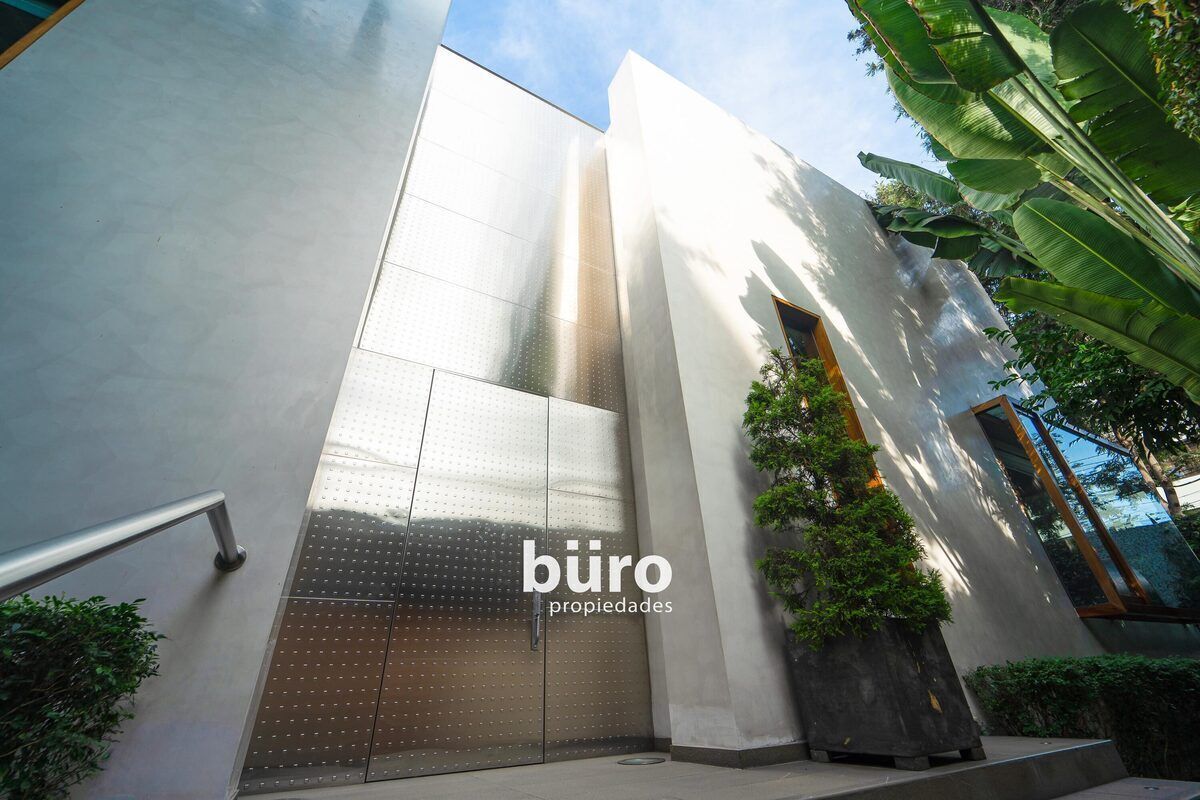 2 de 9: Entrada Principal con Puerta Blindada