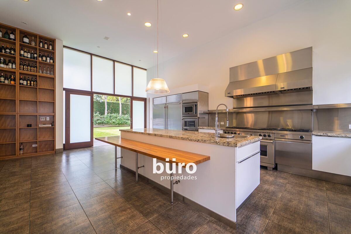 5 of 9: Gran Cocina con Isla y 3 Despensas con Salida a Terraza