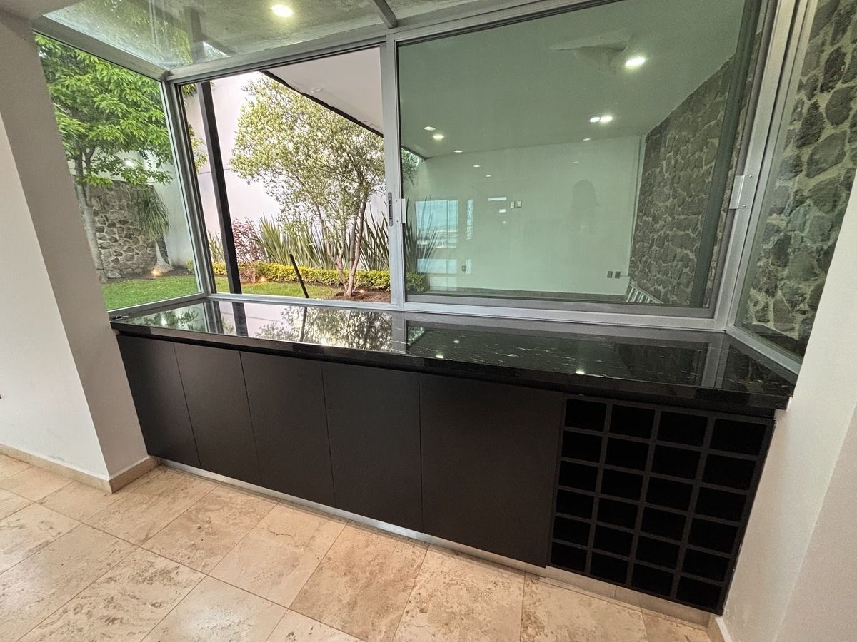 Cocina con barra para autoservicio en la terraza