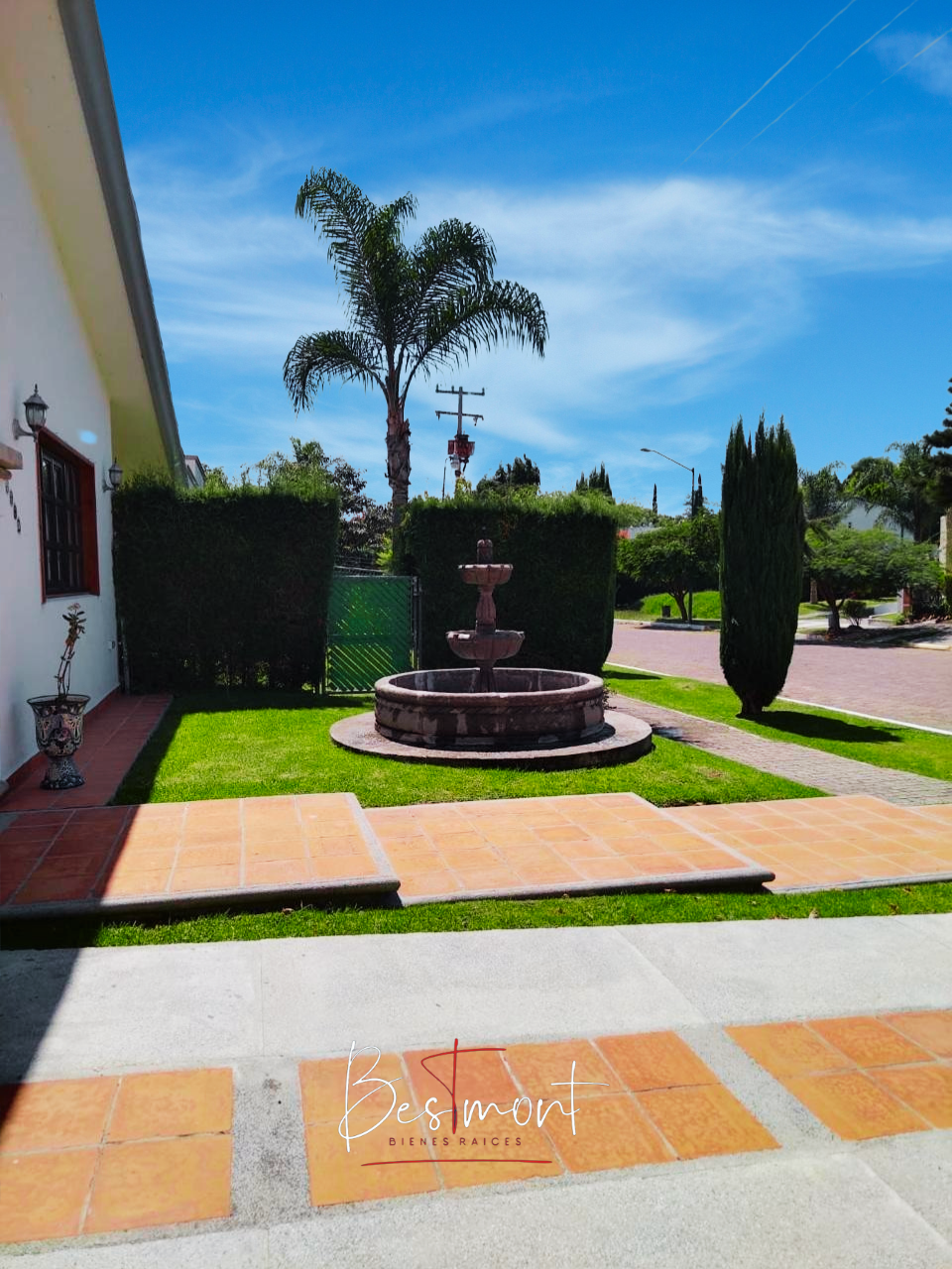 2 of 30: Fuente en fachada