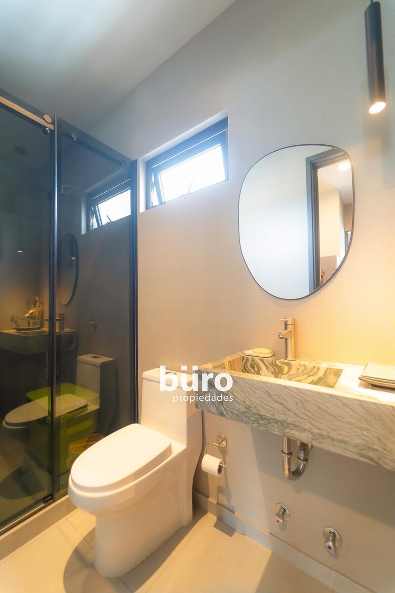 17 de 22: Baño de Visita 1