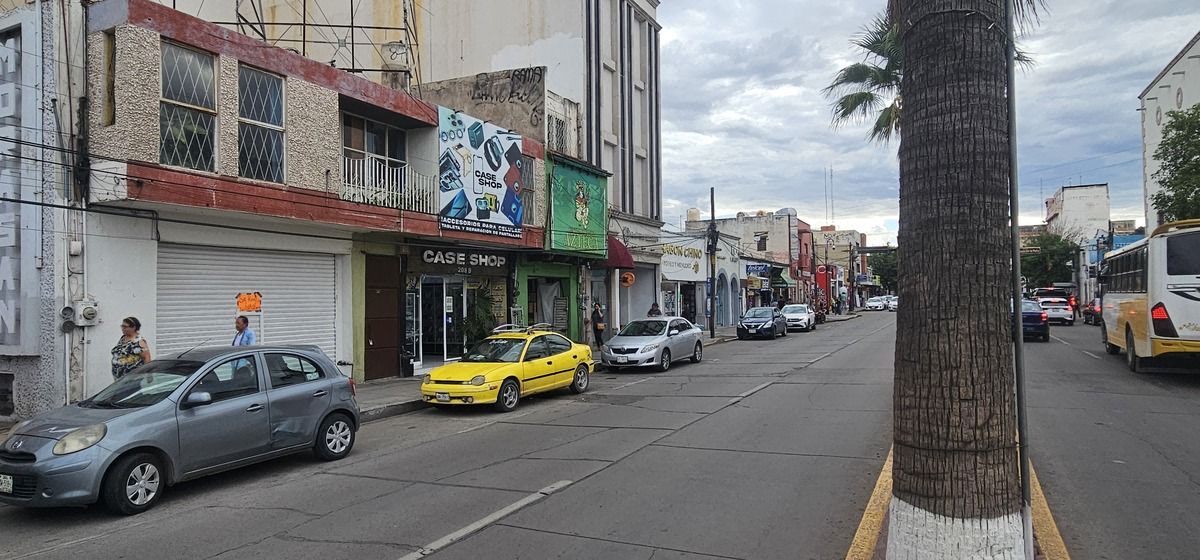 Casa con 2 locales comerciales en Av. 20 de noviembre