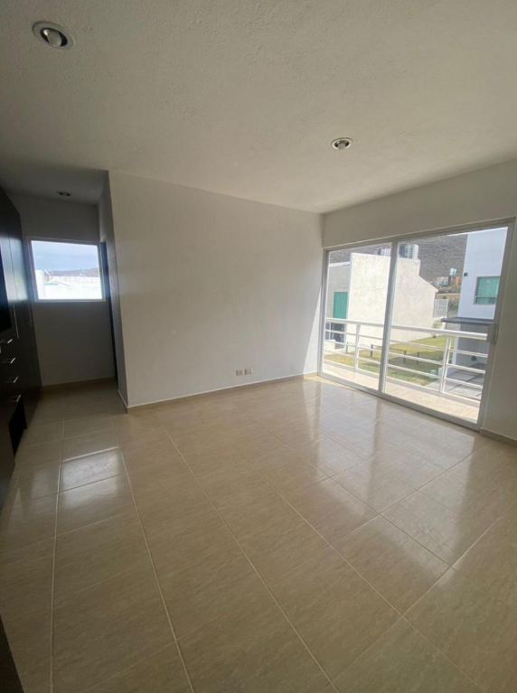 6 de 9: Habitación con balcón