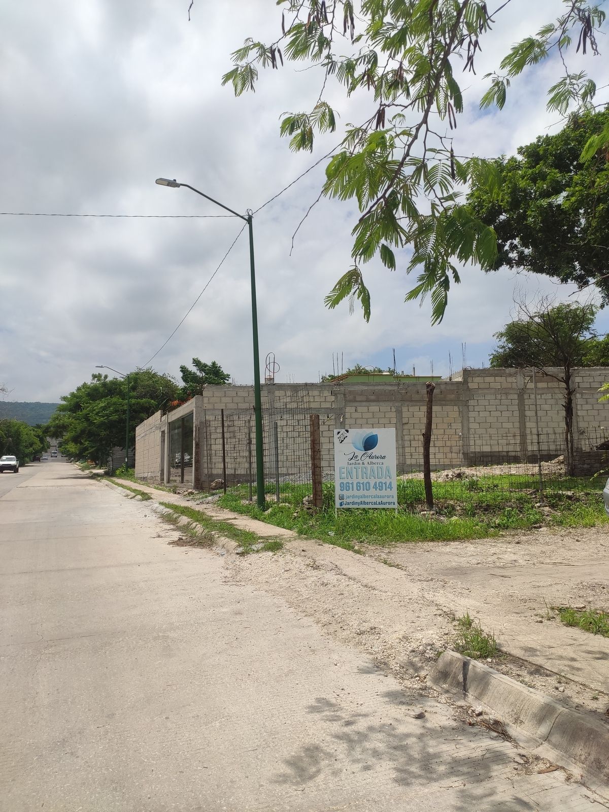 3 de 3: Al fondo entrada a Casas Geo, a la derecha camino al terreno