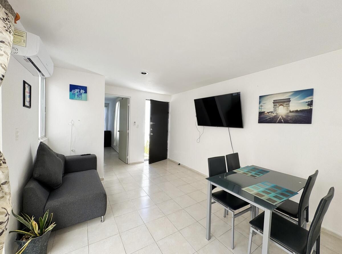 1 of 11: Estancia con aire acondicionado