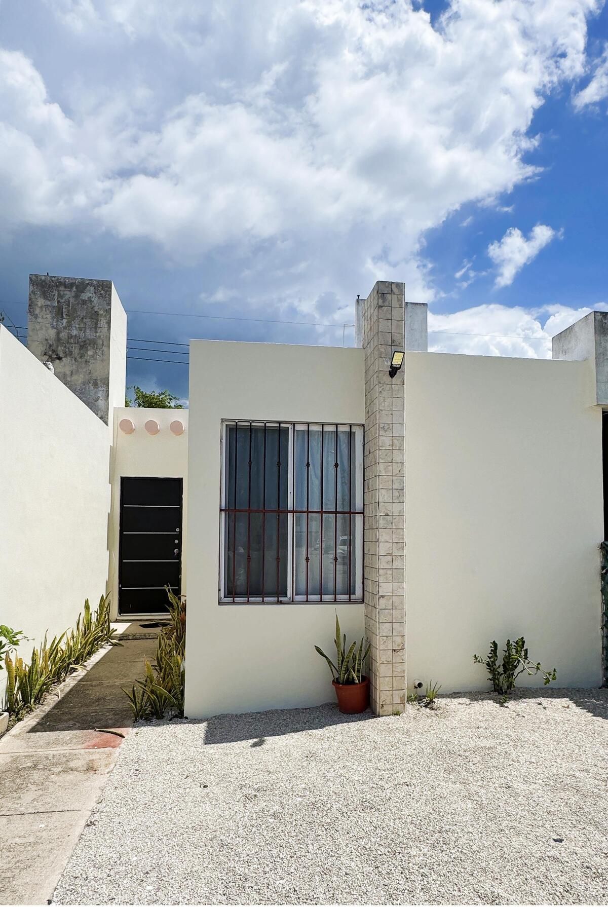 2 of 11: Frente de la casa y área de estacinamiento