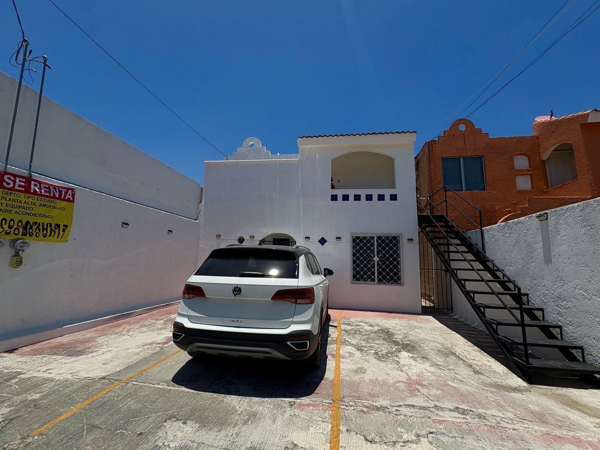 1 de 26: Fachada de la casa,  3 departamentos independientes
