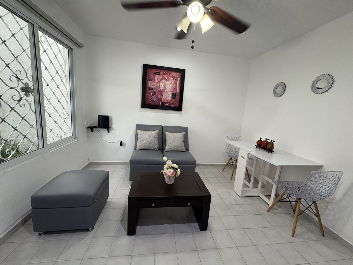 6 de 26: Sala y mesa para para dos personas