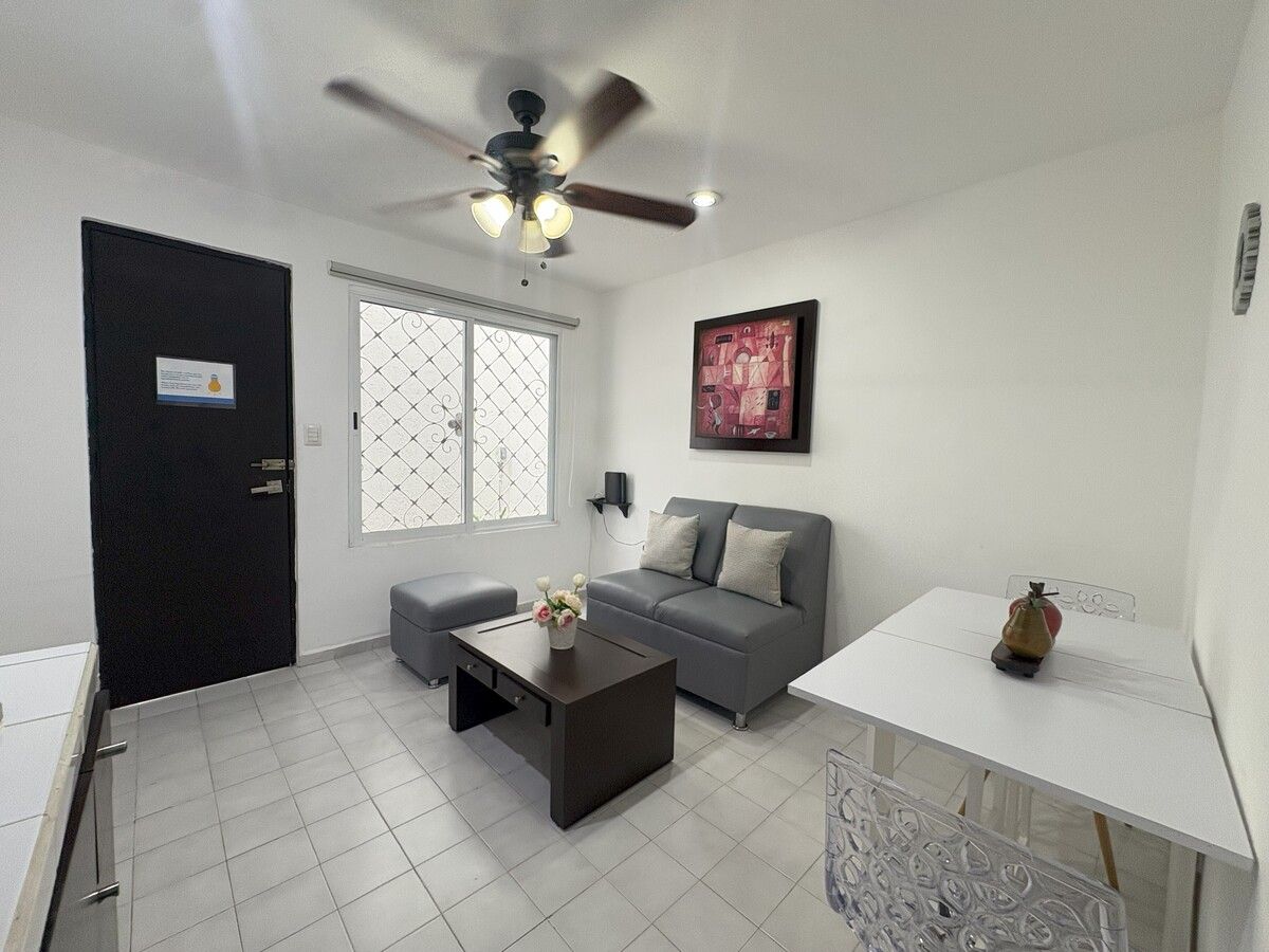 1 de 19: Sala y mesa para dos personas