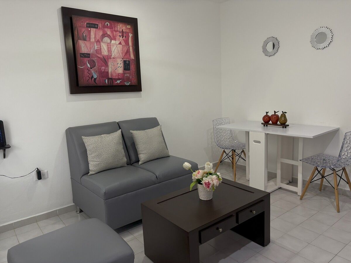 3 de 19: Sala y mesa para dos personas
