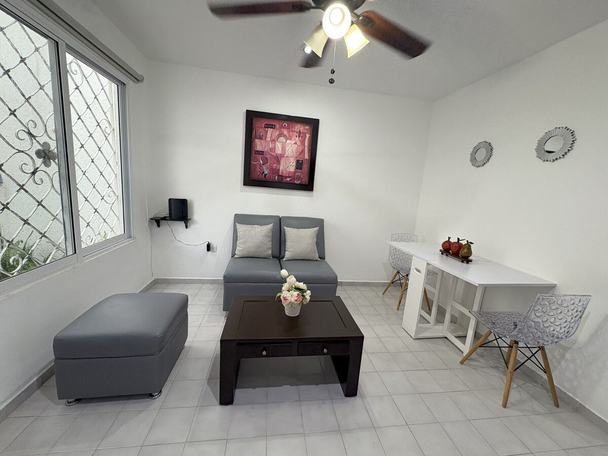 4 de 19: Sala y mesa para dos personas