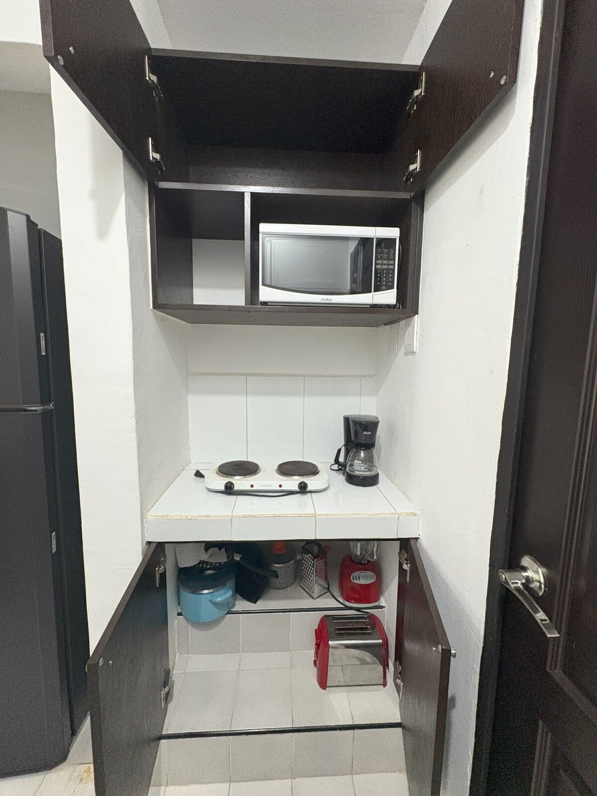 9 de 19: Microondas, refrigerador, parrilla
