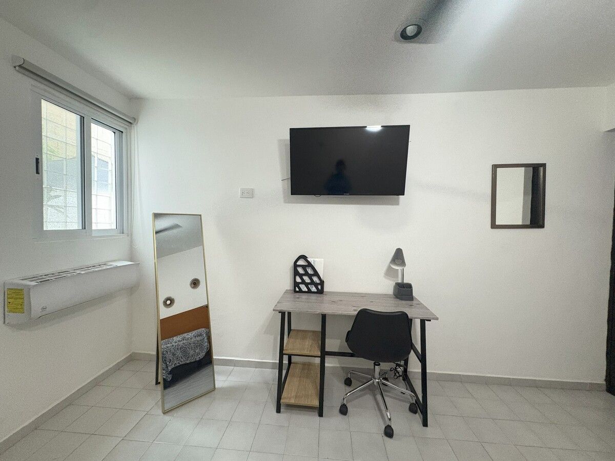 13 de 19: Mueble para trabajar, TV, espejo cuerpo completo