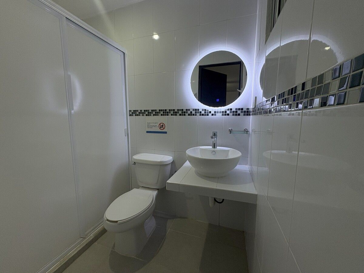 15 de 19: Baño con cancel y espejo