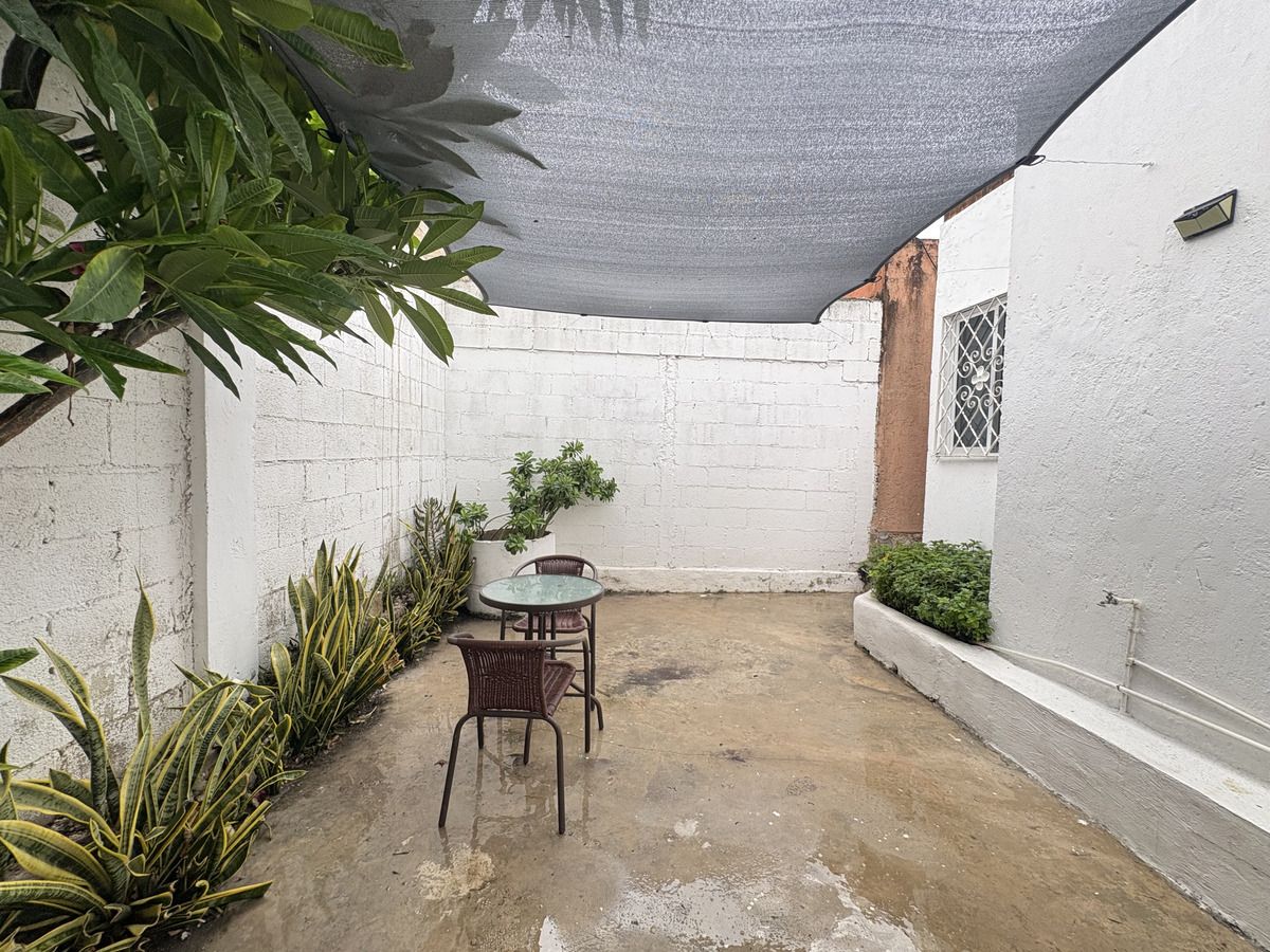 17 de 19: Terraza con mesa para dos personas