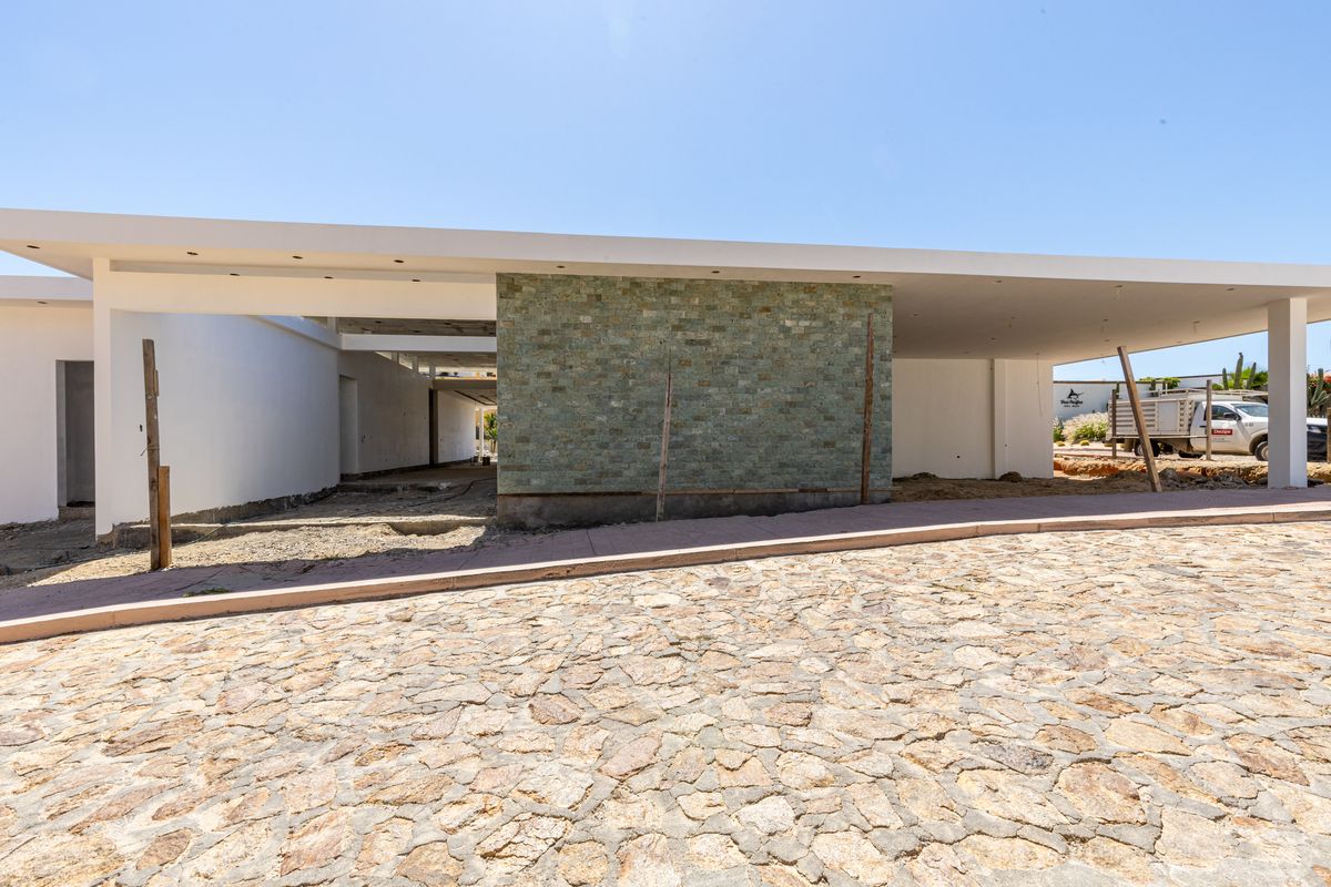 3 of 38: Fachada