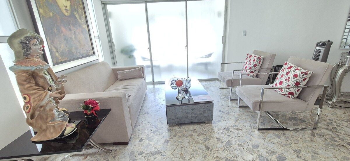 1 of 7: Sala, vista al balcón