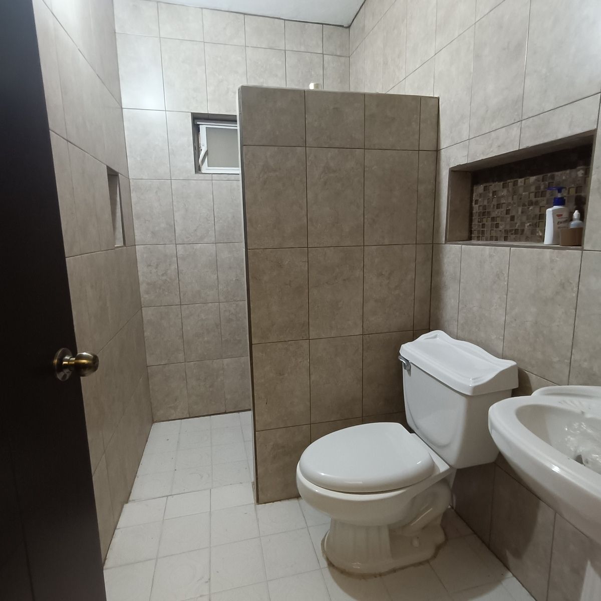 17 of 25: Baño con azulejo