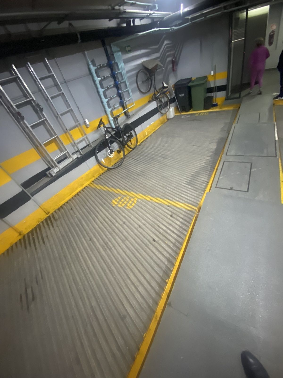 24 of 24: ESTACIONAMIENTO