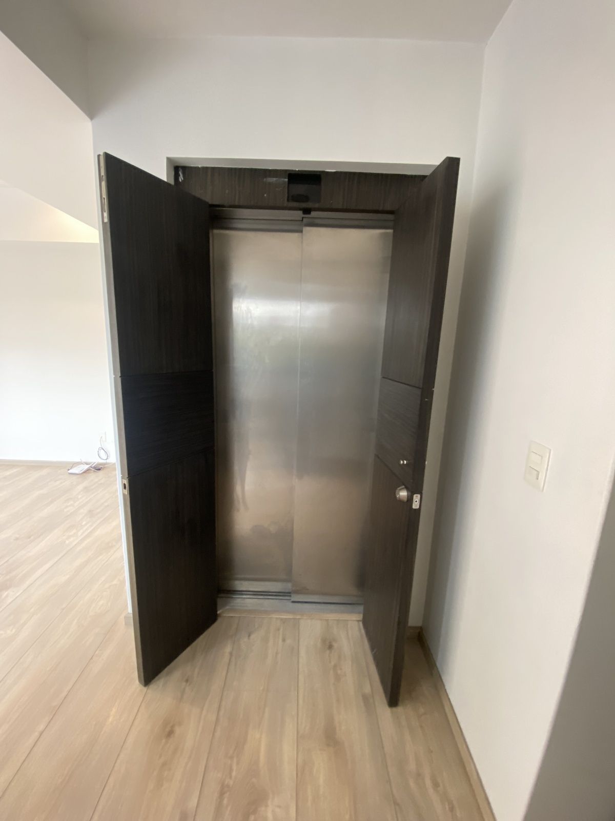 21 de 24: ELEVADOR A PISO