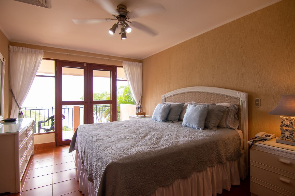 12 de 20: Master bedroom with ocean view and balcony