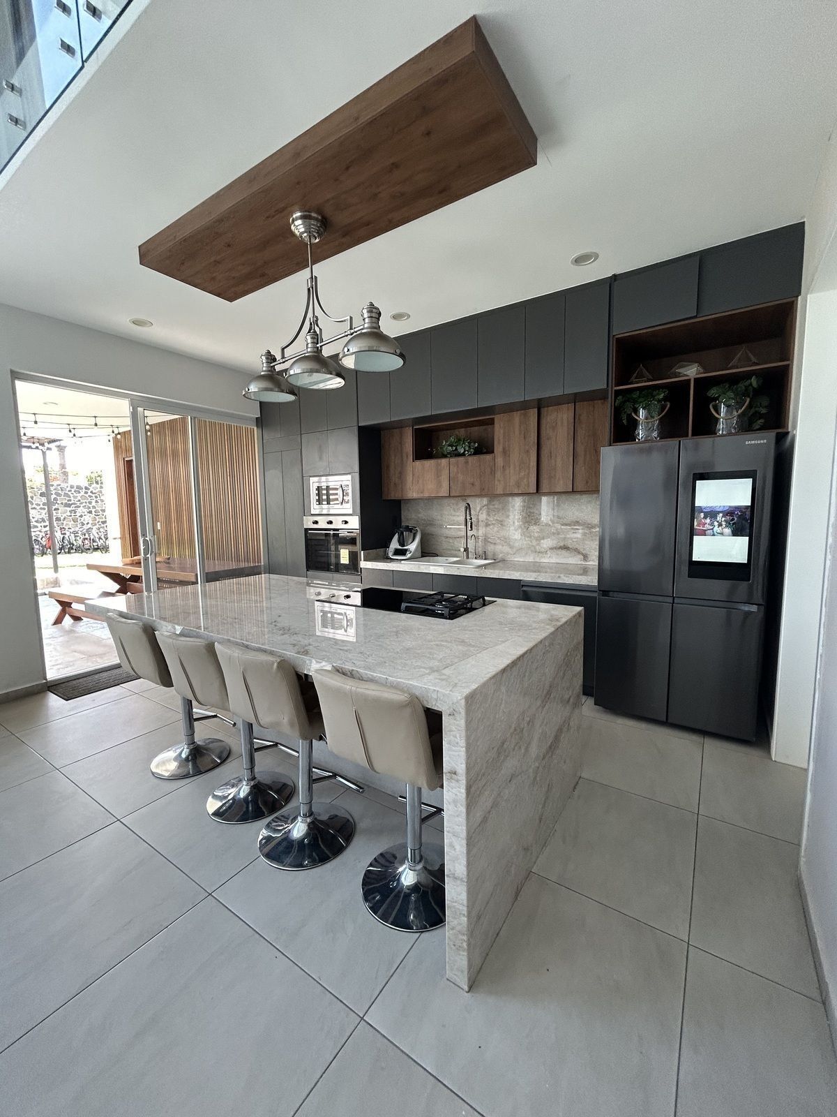 4 of 29: Cocina nueva recién remodelada